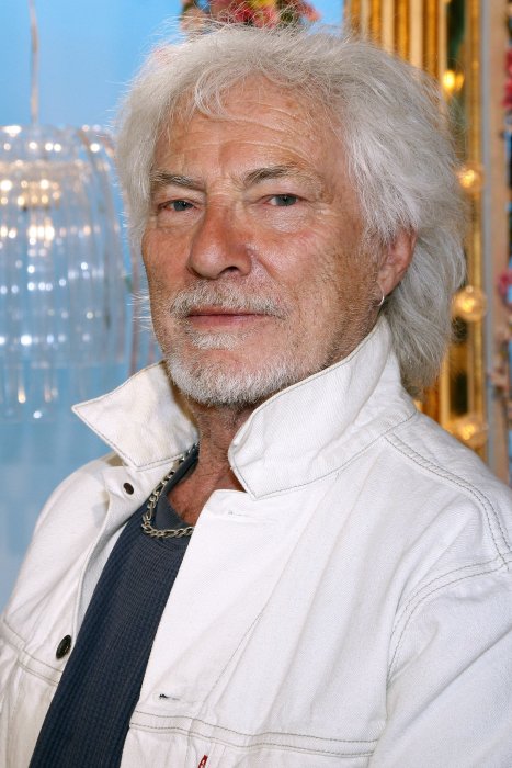 Hugues Aufray joue sur plusieurs tableaux Hugues Aufray joue sur plusieurs tableaux