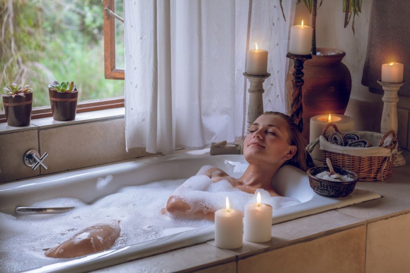 Prendre un bain chaud avec de la mousse Prendre un bain chaud avec de la mousse