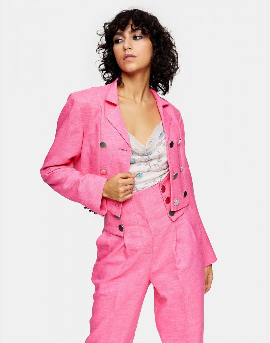Une veste mi-blazer, mi-crop top pour la saison Une veste mi-blazer, mi-crop top pour la saison
