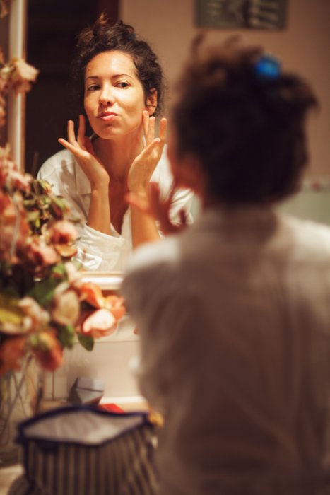 L'application d'une lotion ou eau florale L'application d'une lotion ou eau florale