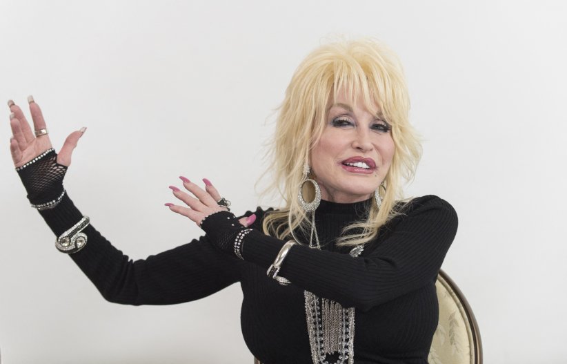 Dolly Parton : une poitrine qui pèse ! Dolly Parton : une poitrine qui pèse !