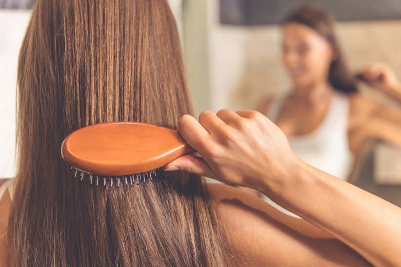 Le brossage de cheveux Le brossage de cheveux