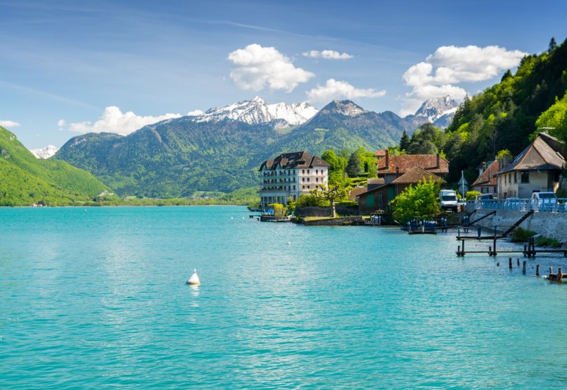 Le lac d'Annecy : un bijou de lac bleu Le lac d'Annecy : un bijou de lac bleu