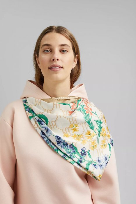 Le foulard carré pour créer une multitude de style Le foulard carré pour créer une multitude de style