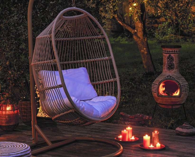 Le fauteuil suspendu, un cocon de résine et de métal Le fauteuil suspendu, un cocon de résine et de métal
