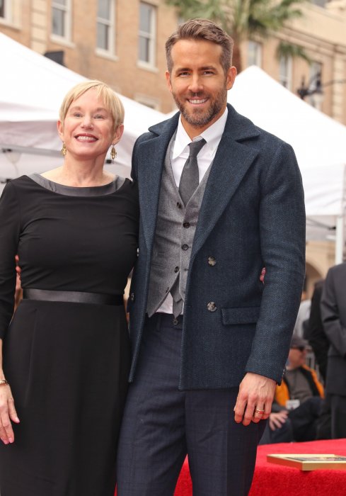 Ryan Reynolds partage les plus beaux moments de sa carrière avec sa mère Ryan Reynolds partage les plus beaux moments de sa carrière avec sa mère