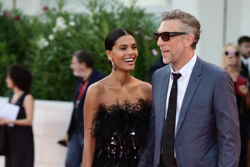 Tina Kunakey et Vincent Cassel (32 ans d'écart) Tina Kunakey et Vincent Cassel (32 ans d'écart)