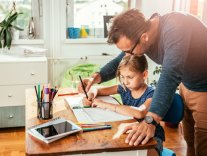 Les parents hélicoptères sont sur-impliqués dans la vie de leur enfant. Les parents hélicoptères sont sur-impliqués dans la vie de leur enfant.