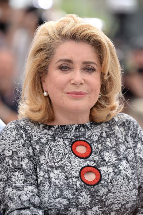Catherine Deneuve : pour ses petits-enfants, elle dit 'oui' à presque tout ! Catherine Deneuve : pour ses petits-enfants, elle dit 'oui' à presque tout !