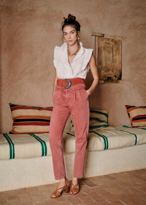 Le pantalon carrot pour le printemps Le pantalon carrot pour le printemps