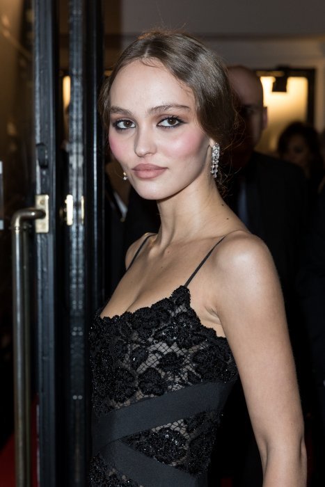 Lily-Rose Depp est attristée par les commentaires Lily-Rose Depp est attristée par les commentaires