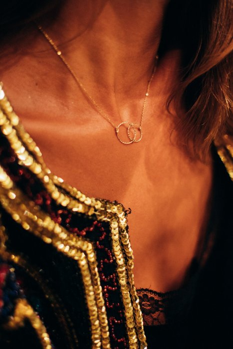 Un collier d'anneaux fins Un collier d'anneaux fins