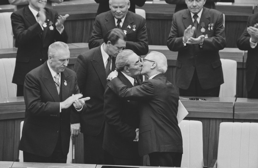 Brejnev et Honecker : un baiser historique Brejnev et Honecker : un baiser historique