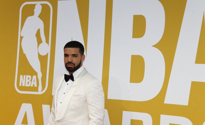 Drake et son chandelier de cristaux Drake et son chandelier de cristaux