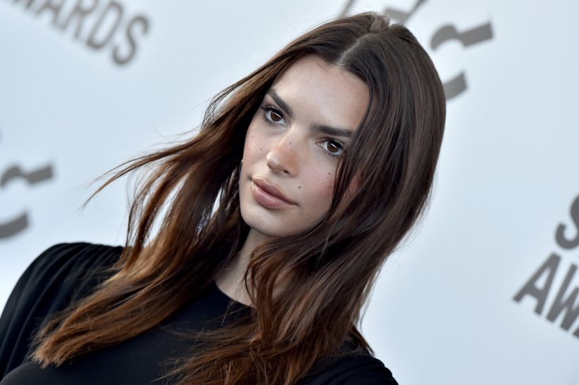 Emily Ratajkowski voit la vie en rose avec Sylvester Emily Ratajkowski voit la vie en rose avec Sylvester