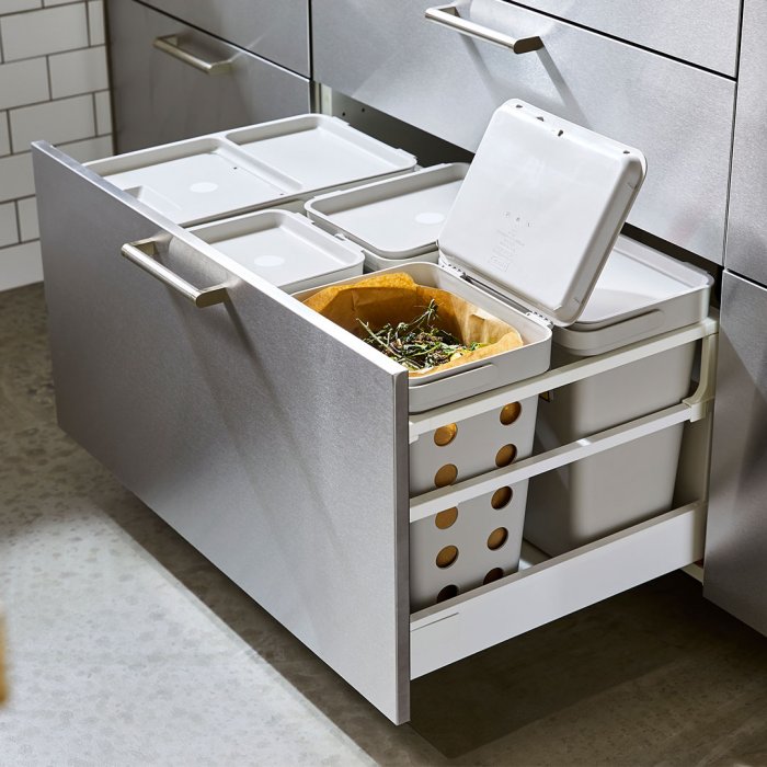 Des poubelles de tri dans un tiroir Des poubelles de tri dans un tiroir