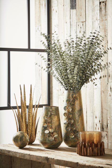 Des vases au motif floral Des vases au motif floral