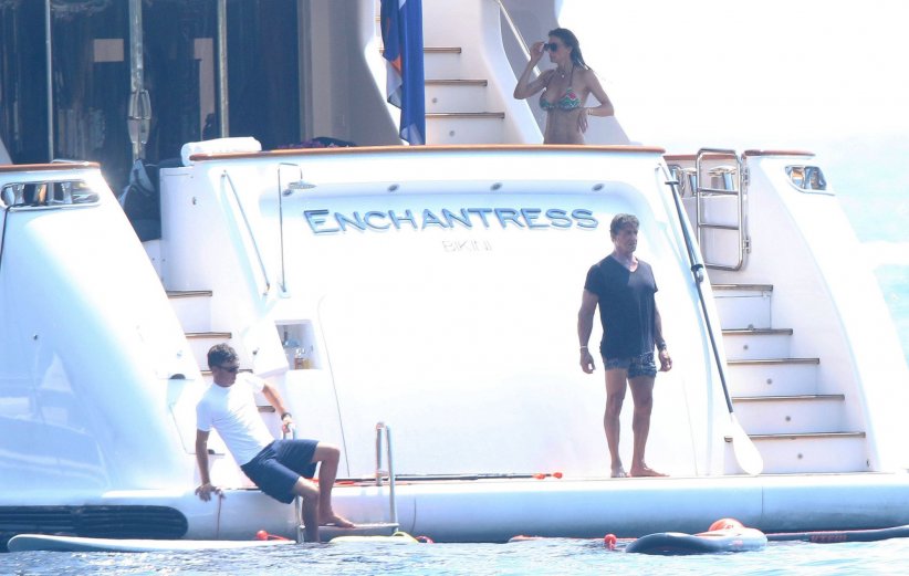 Sylvester Stallone : sur le yacht, le papa veille au grain ! Sylvester Stallone : sur le yacht, le papa veille au grain !