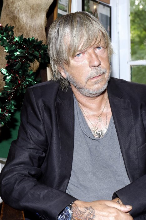 Renaud : toujours debout malgré son passé d'alcoolique Renaud : toujours debout malgré son passé d'alcoolique
