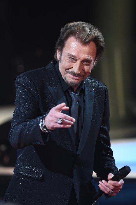 Laeticia Hallyday : l'infidélité de Johnny l'a aidée Laeticia Hallyday : l'infidélité de Johnny l'a aidée