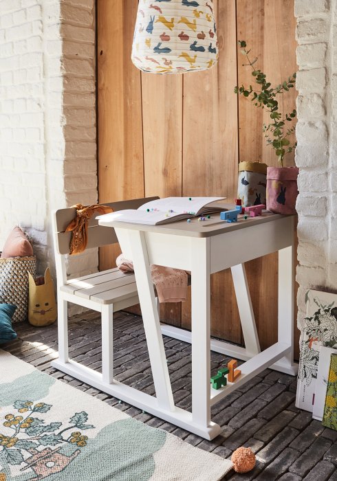 Un bureau d'écolier dans la chambre d'enfant Un bureau d'écolier dans la chambre d'enfant