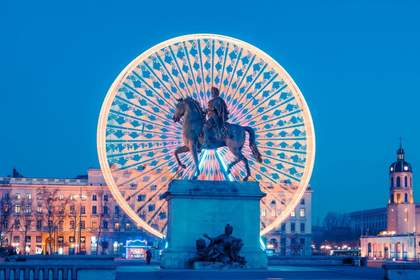 La Place Bellecour et sa statue chevaleresque La Place Bellecour et sa statue chevaleresque