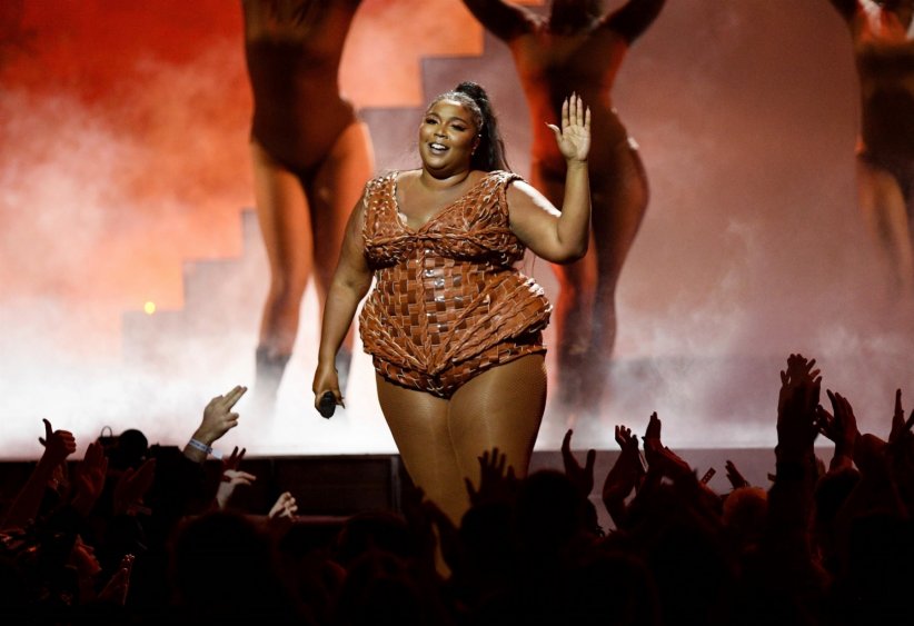 Lizzo : "Que diriez-vous de vous regarder vous-même ?" Lizzo : "Que diriez-vous de vous regarder vous-même ?"