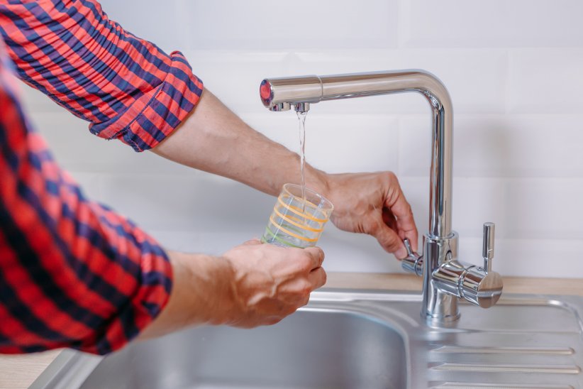 Filtrer l'eau du robinet plutôt que d'acheter des bouteilles en plastique Filtrer l'eau du robinet plutôt que d'acheter des bouteilles en plastique