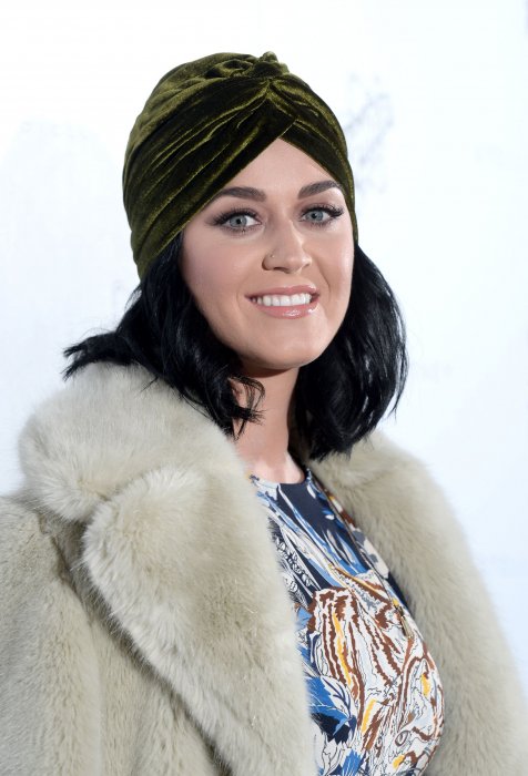 Katy Perry, adepte du headband en velours Katy Perry, adepte du headband en velours