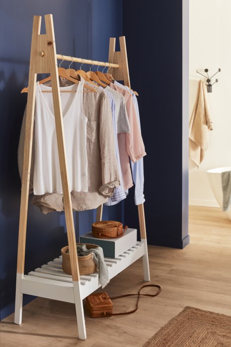 Un portant pour éviter les vêtements qui traînent Un portant pour éviter les vêtements qui traînent