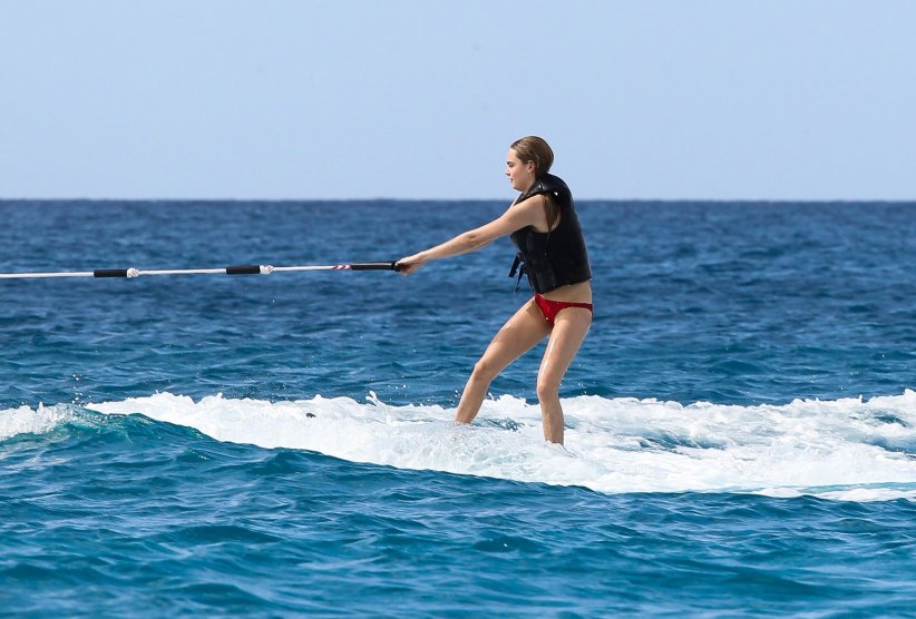 Cara Delevingne s'essaie au wakeboard Cara Delevingne s'essaie au wakeboard
