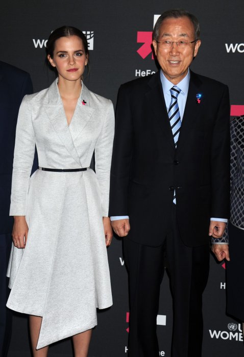 Emma Watson aux côtés de Ban Ki-moon pour le lancement de la campagne HeforShe aux Nations Unies le 20 septembre 2014. Emma Watson aux côtés de Ban Ki-moon pour le lancement de la campagne HeforShe aux Nations Unies le 20 septembre 2014.