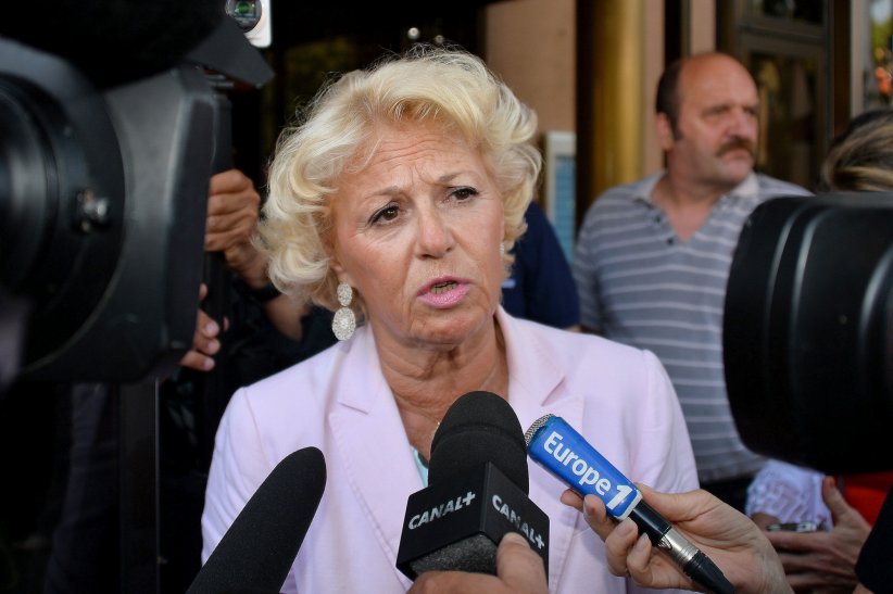 Une dirigeante du FN suspendue Une dirigeante du FN suspendue