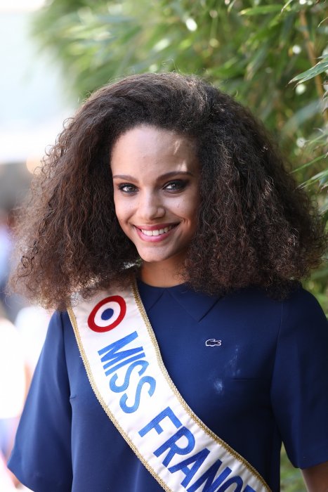 En butte au racisme, Miss France 2017 assume son métissage En butte au racisme, Miss France 2017 assume son métissage