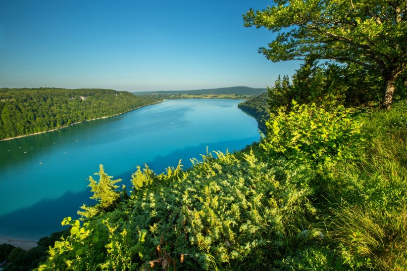 Le lac de Chalain, dans le Jura Le lac de Chalain, dans le Jura