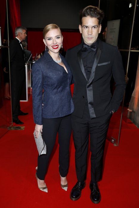 Scarlett Johansson n'a pas su résister au charme d'un businessman français Scarlett Johansson n'a pas su résister au charme d'un businessman français