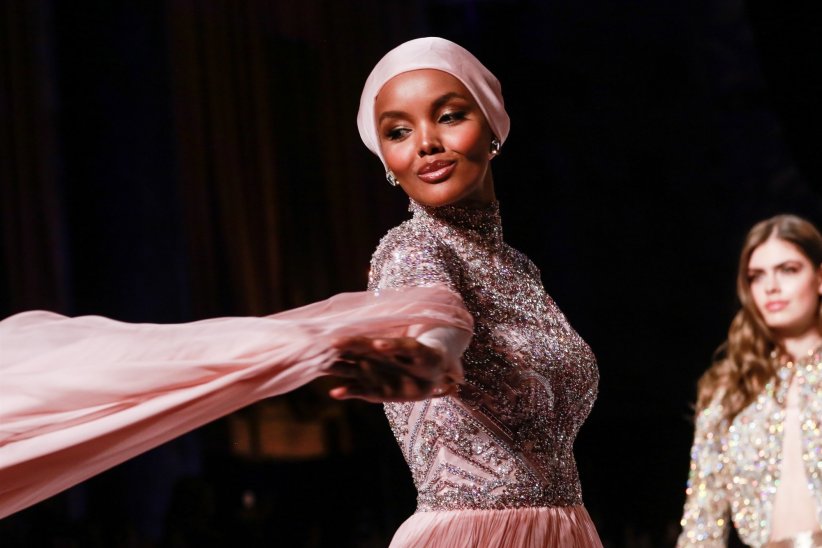 Halima Aden pose en burkini et hijab Halima Aden pose en burkini et hijab