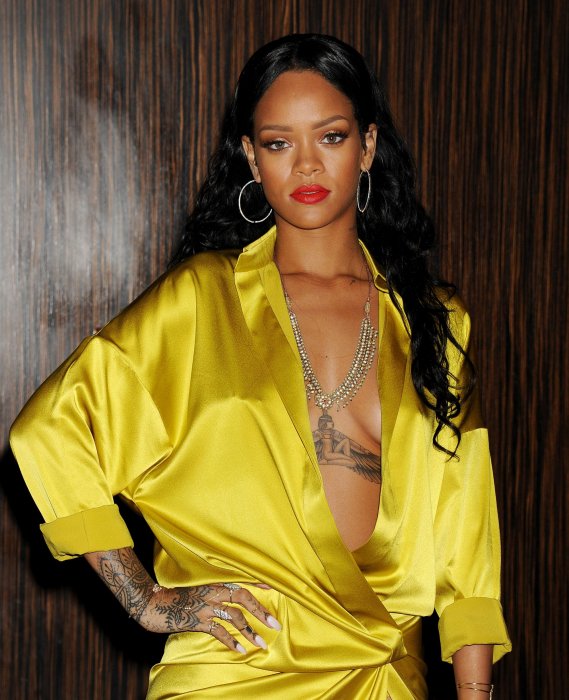 Rihanna : un tatouage hommage pour sa grand-mère Rihanna : un tatouage hommage pour sa grand-mère