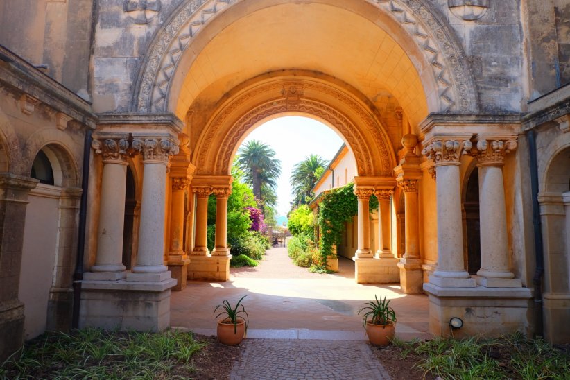 L'abbaye de Lérins sur l'île Saint-Honorat L'abbaye de Lérins sur l'île Saint-Honorat