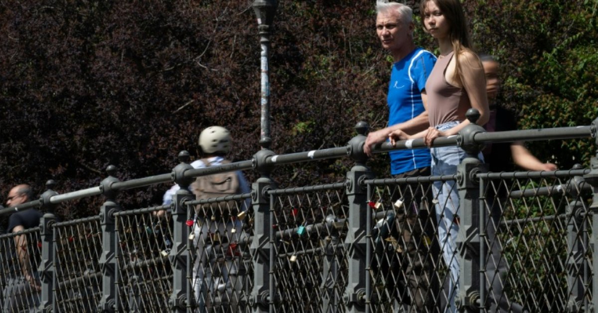 A drawing, prison and exile: a father and his daughter challenge Putin and his war