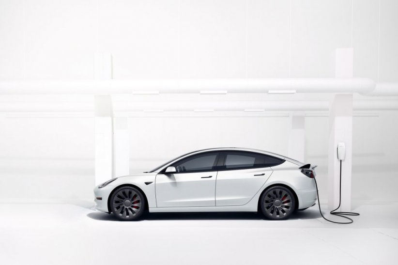 Tesla Model 3 - à partir de 53 490 €. Tesla Model 3 - à partir de 53 490 €.