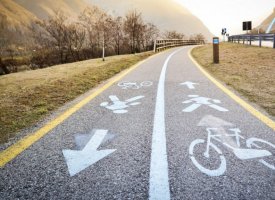 Vélo électrique : une plus grande autonomie grâce à un bitume miracle ? 