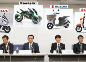 Les quatre japonais avancent sur un standard de deux roues électrique