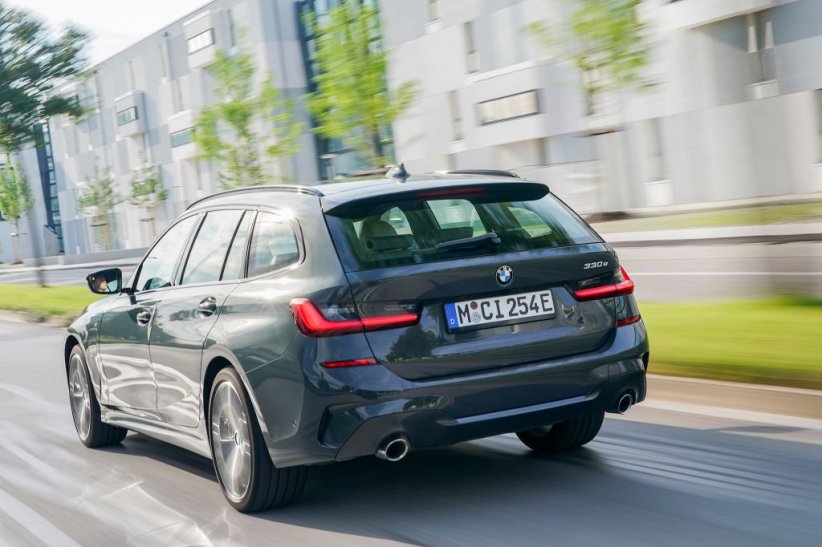 BMW 330e Touring : 61 km. BMW 330e Touring : 61 km.