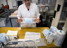 Virus: près d'Angers, une usine de masques sanitaires assaillie par les demandes