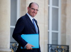 Covid-19: Jean Castex assure que les doses arrivent et appelle les Français à "tenir"