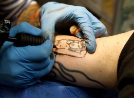 Le fabricant de Nivea "surfe" sur la tendance du tatouage