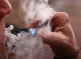 Trump va interdire les cigarettes électroniques aromatisées