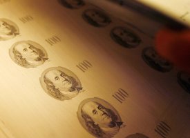 Devises : le dollar plombé par des craintes sur le commerce et l'emploi