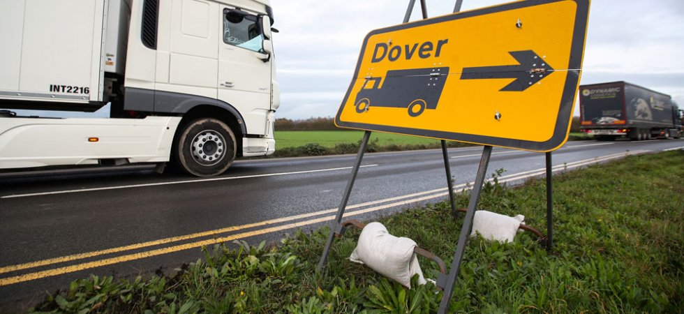 Les routiers coincés en Grande-Bretagne pourront entrer en France avec un test négatif